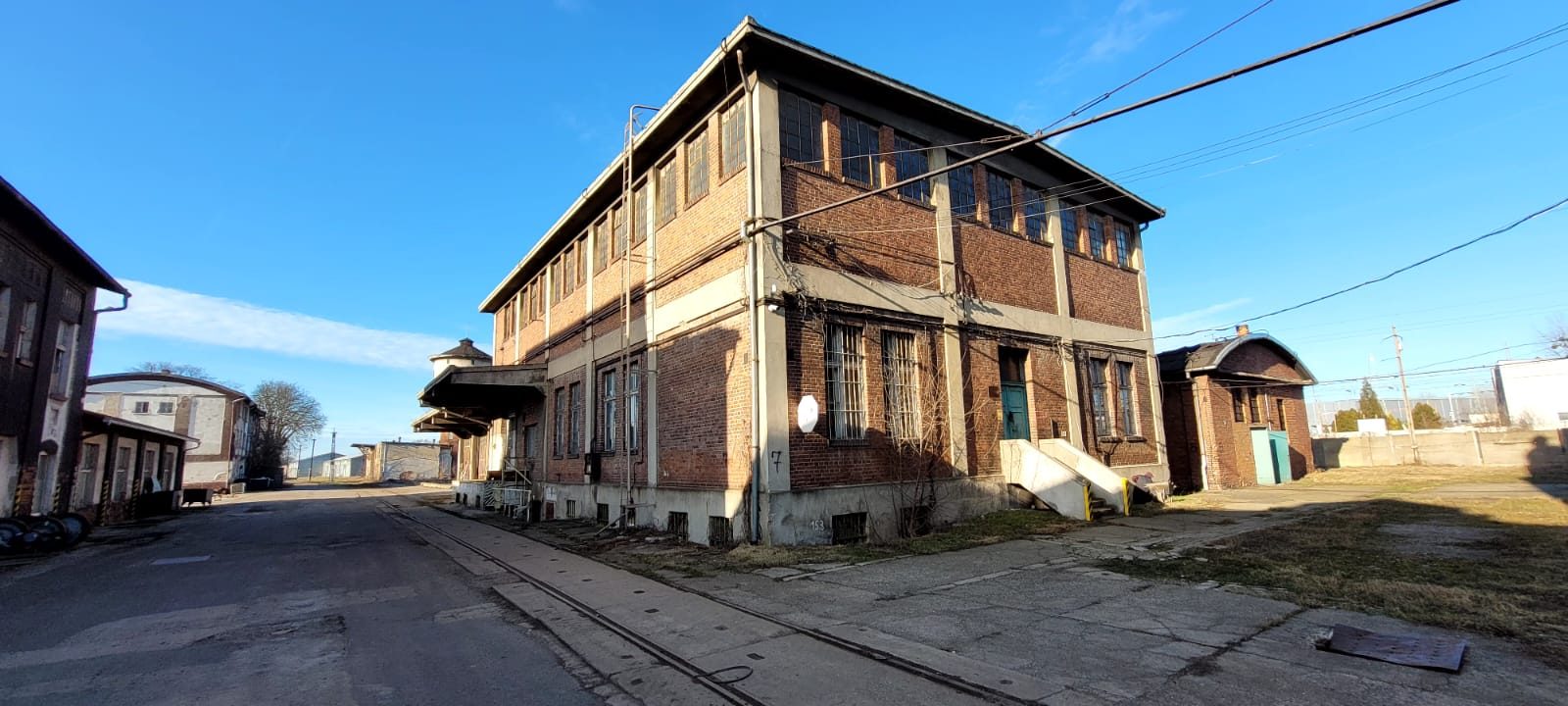 Budynek usługowo-produkcyjny z rampą – 1 356 m²