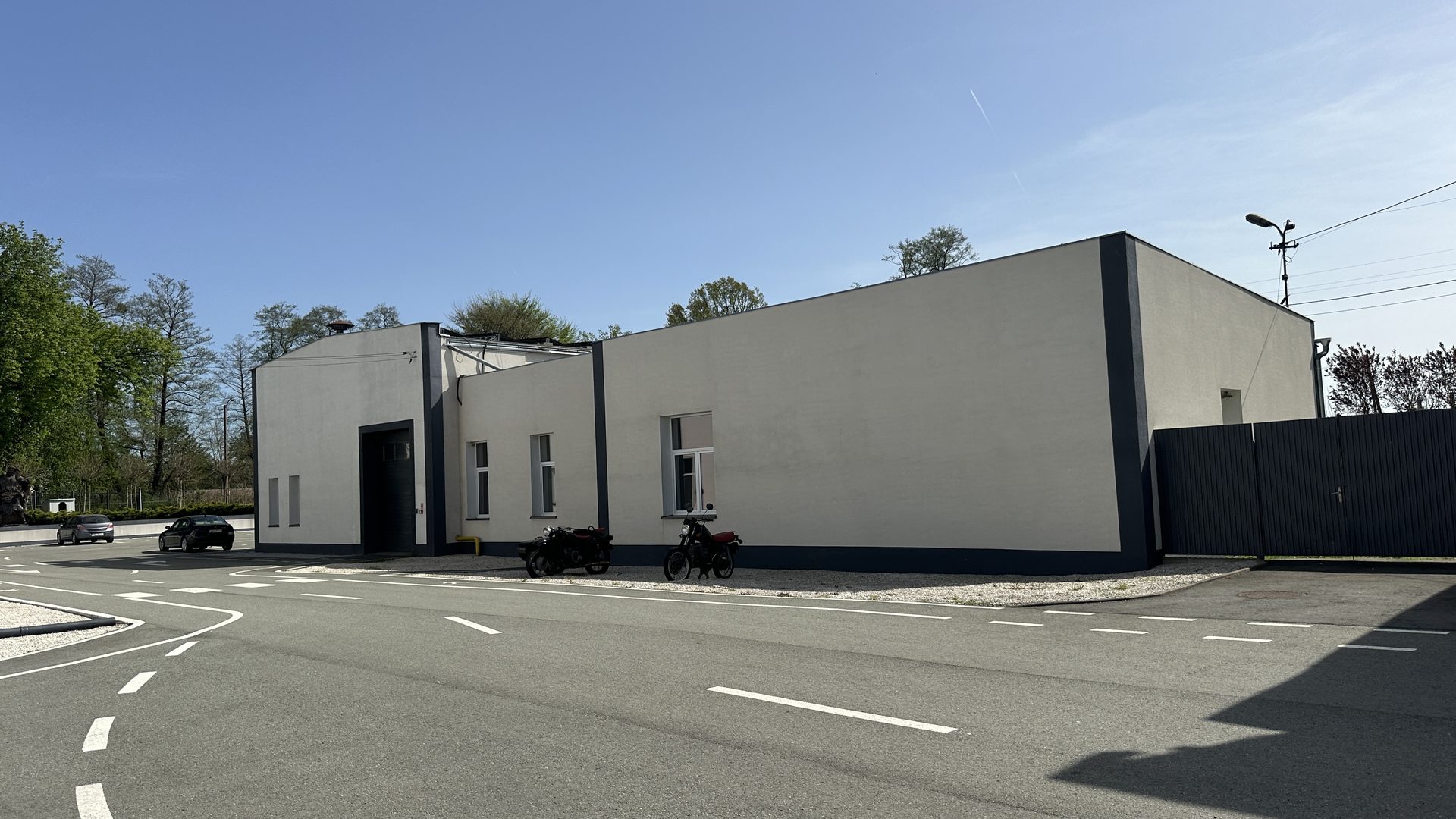 Hala produkcyjno-magazynowa z zapleczem biurowo-socjalnym – 832 m²