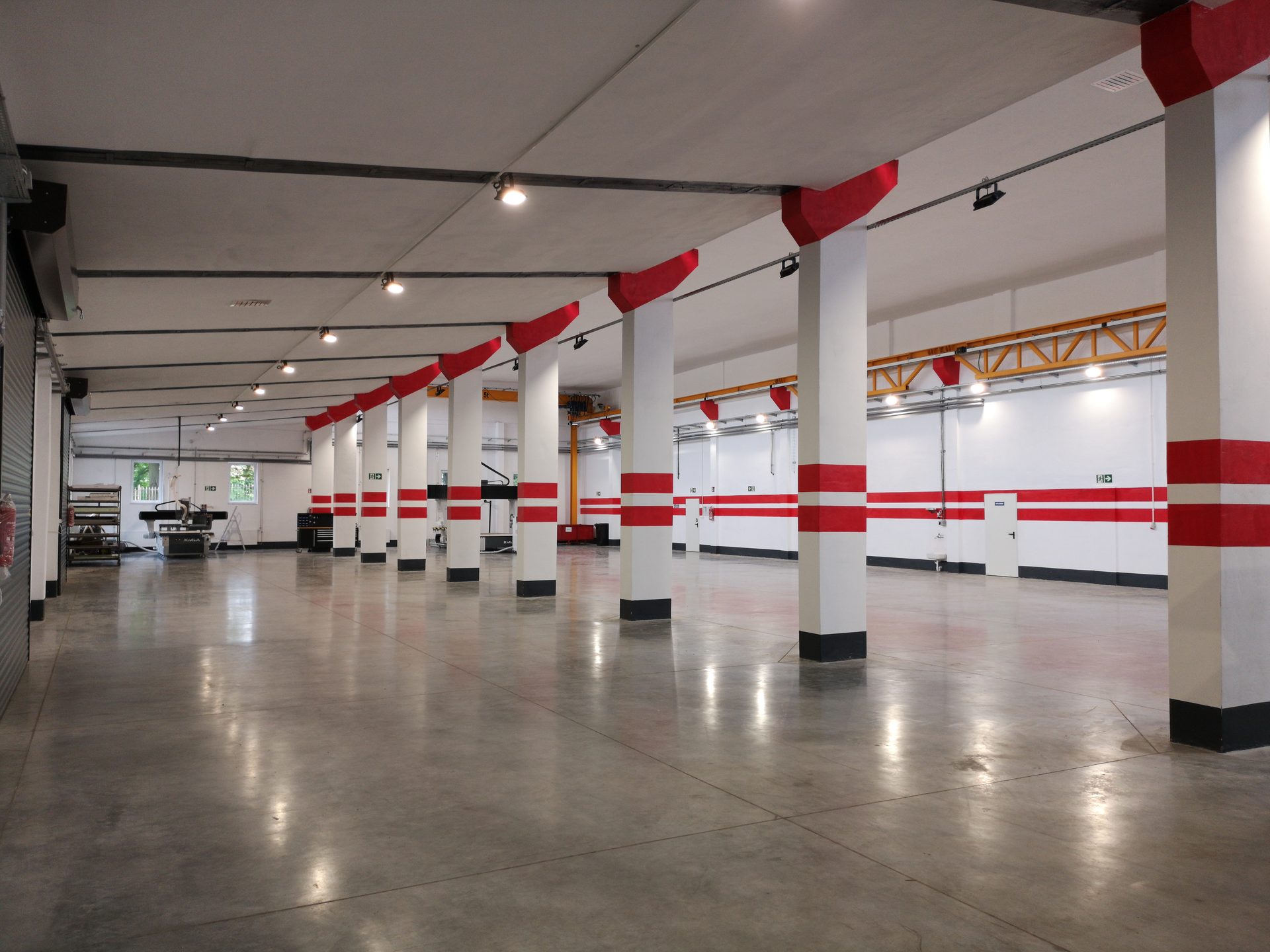 Hala produkcyjno-magazynowa z suwnicą 5 t i biurami – 1 753 m²