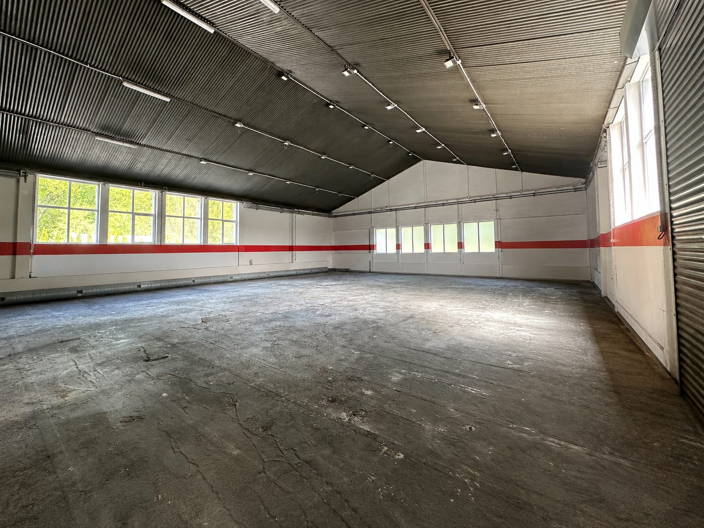 Zespół hal produkcyjno-magazynowych z wiatą – 1 783 m²